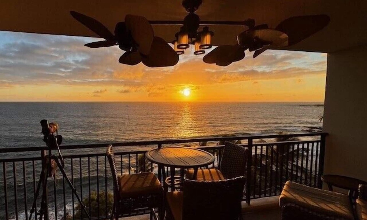 Historic Kailua Village Condo | 🏖️Oceanfront Aliʻi Drive Condo w/A/C | Walk to Town