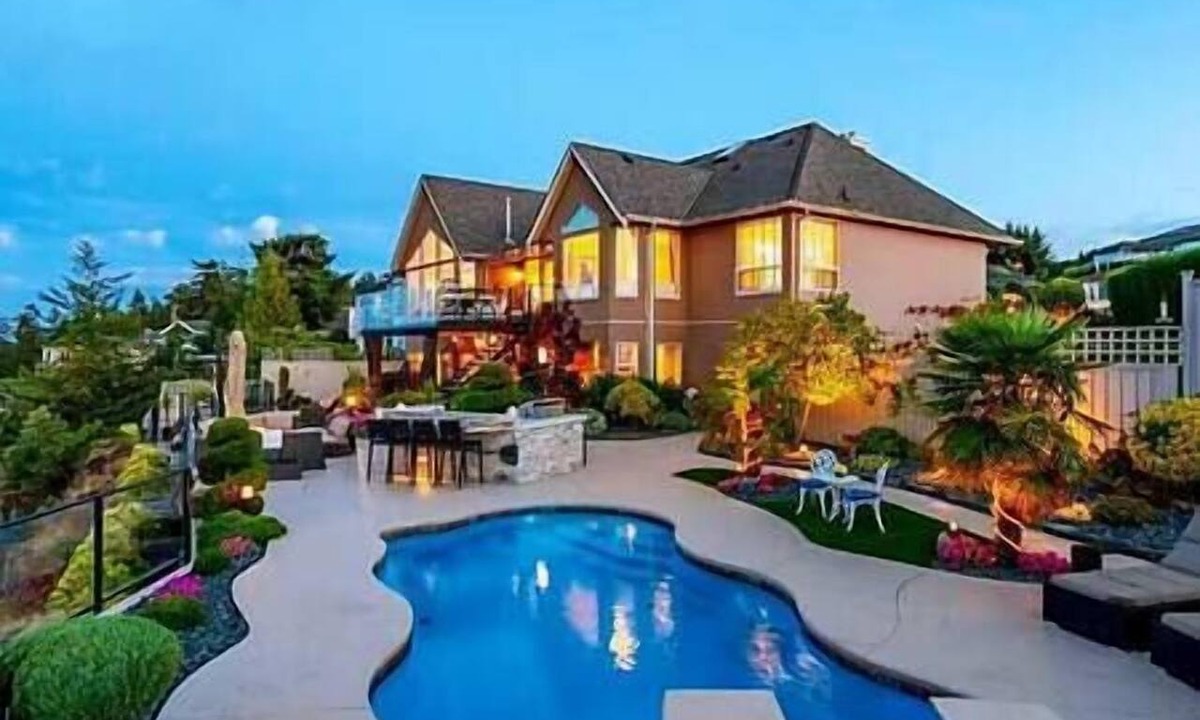 Regional District of Nanaimo Villa | Oceanfront Gated Villa with pool & Hot tub in Nanaimo