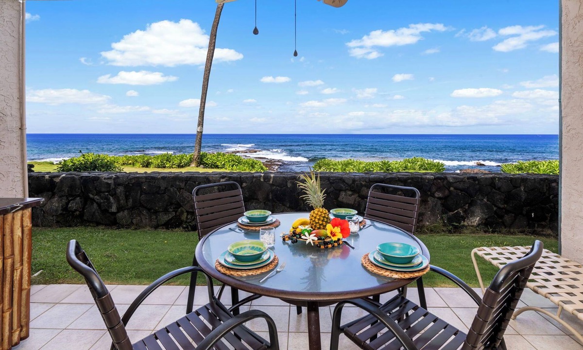 Historic Kailua Village Condo | 🏖️Oceanfront Kona Condo Steps from Honl's Beach | Lanai Views | Kona Reef A6