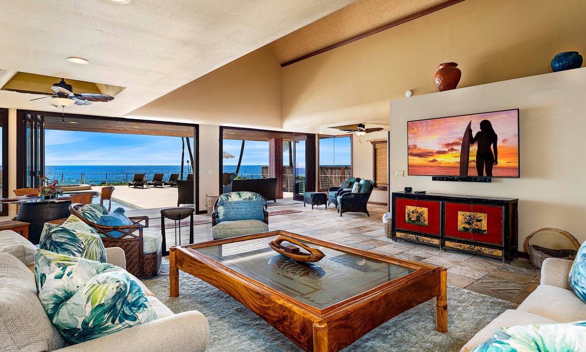 Historic Kailua Village House | 🏖️Oceanfront Kona Home w/Pool & Spa | Walk to Beach