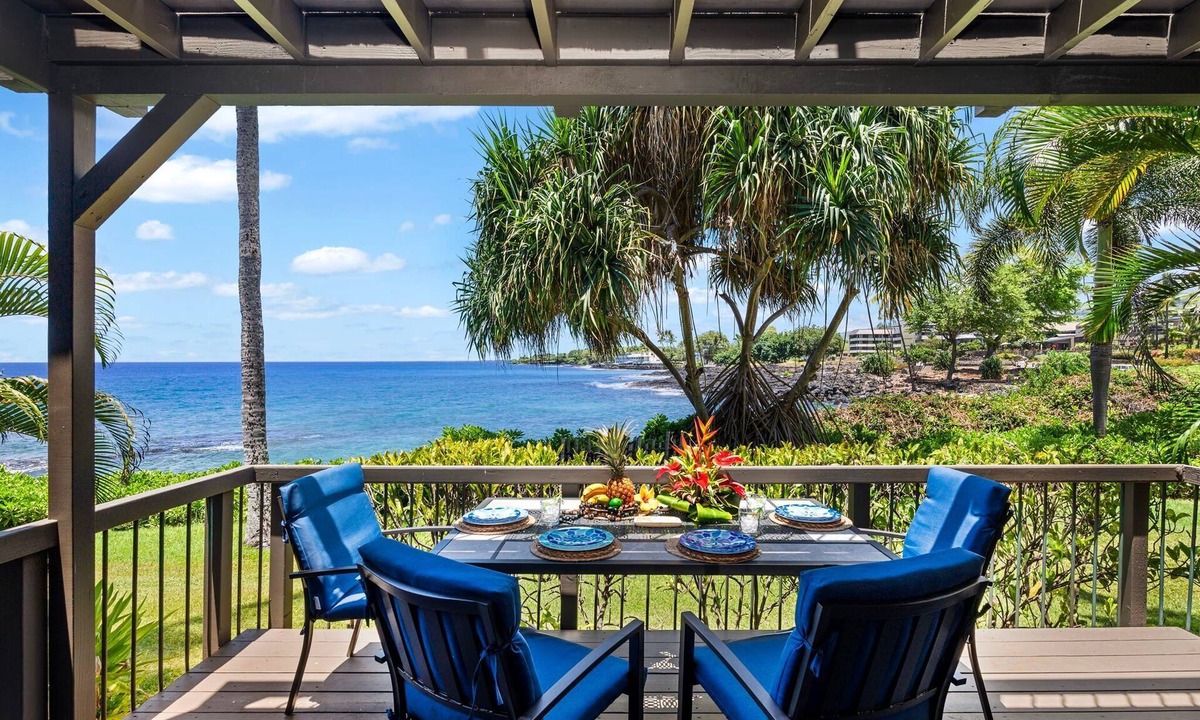 Kahaluu Bay House | 🏖️Oceanfront Kona Townhome w/A/C | Walk to Magic Sands