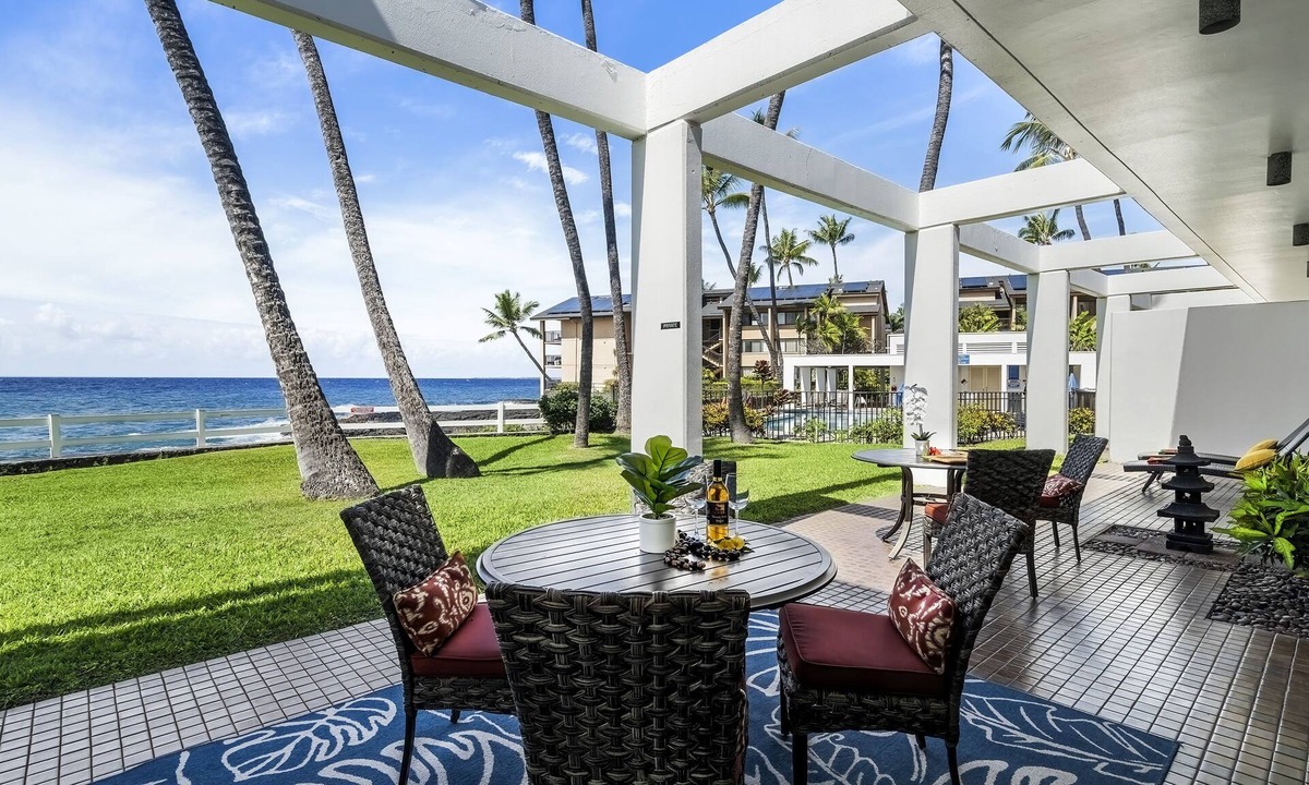 Kailua-Kona Villa | 🏖️Oceanfront Kona Villa w/Huge Lanai, 2 King Suites & AC | Royal Sea Cliff 109
