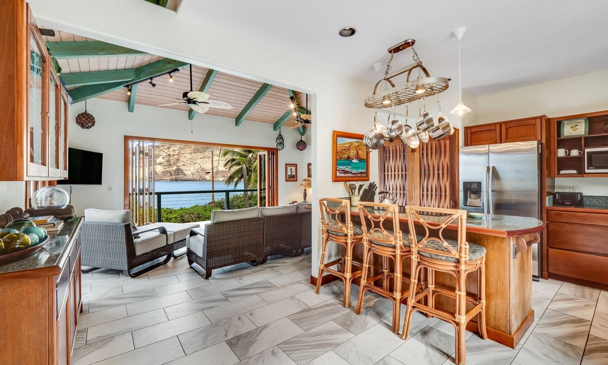 Honaunau-Napoopoo House | Oceanfront sanctuary with light-filled interior, lanai, W/D, & full kitchen