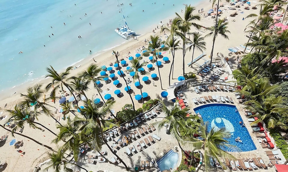 Waikiki Resort | On Beautiful Waikiki Beach! Pool, Spa, 3 On-Site Restaurants, Water Activities