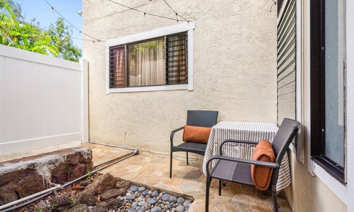 Hawaii Kai Cottage | One Bedroom Cottage with kitchenette and private garden