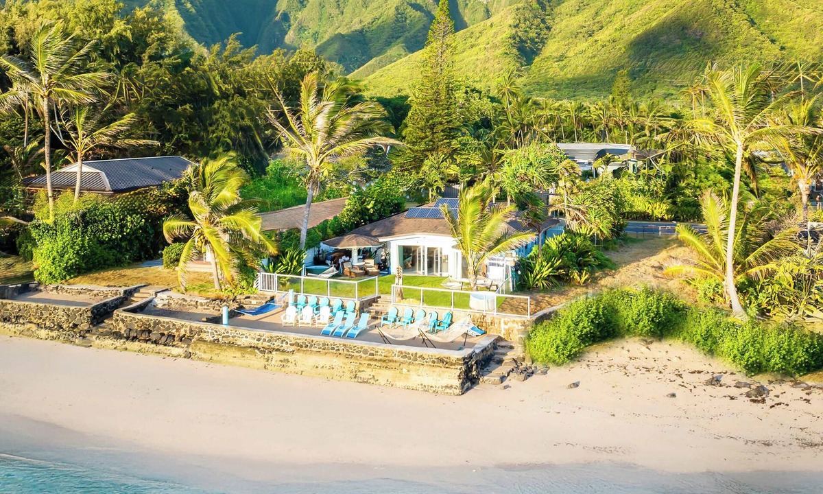 Hauula Villa | Only Estate w/PrivateBeach|3Spas|THTR|JurassicPark|#1 Rental in Hawaii|3 beachfront Jacuzzis|90-inch Theater Room