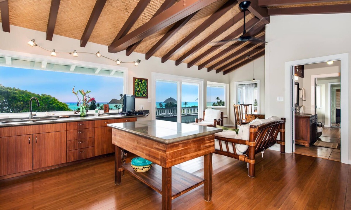 Lanikai House | Penthouse Living in Beautiful Lanikai – 2 Bedrooms, 1 Bathroom, Ocean Views