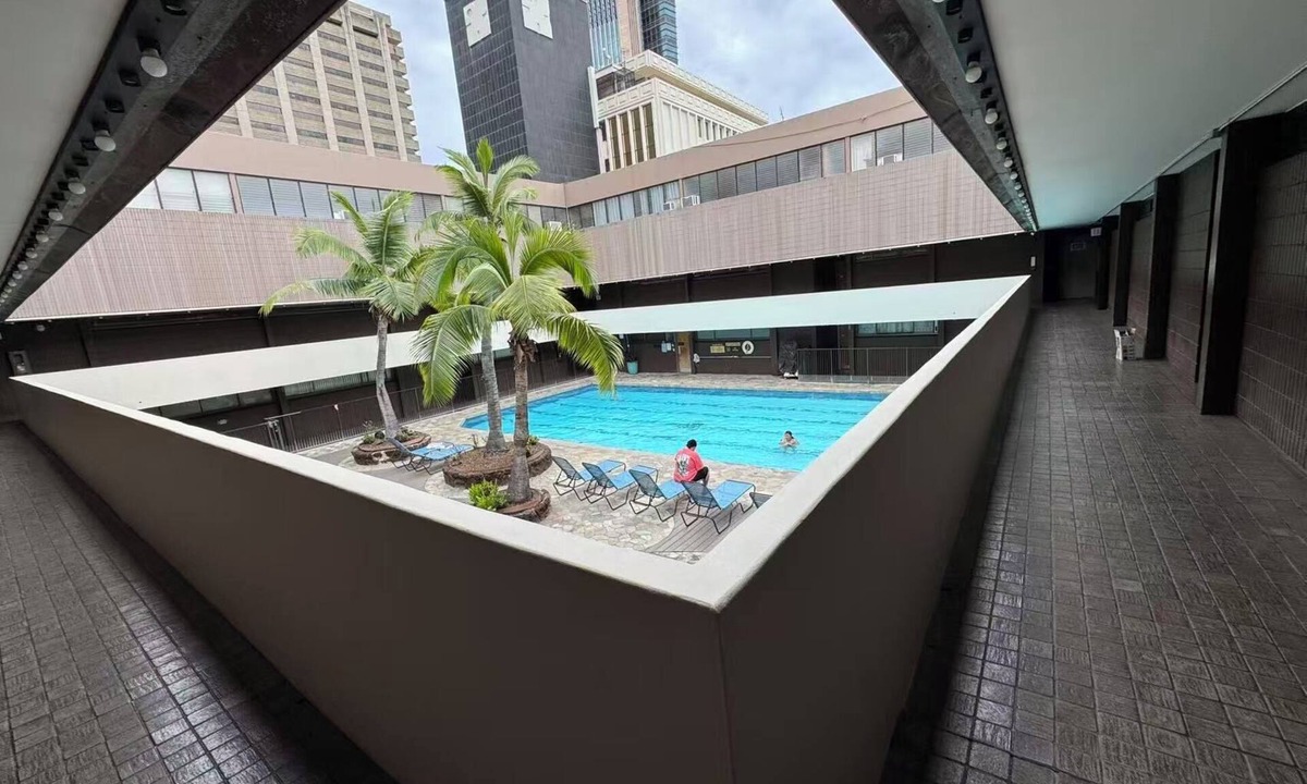 Downtown Honolulu Apartment | PenthouseCloseTo HPU&CruiseHugeTerrace withParkingOne and half Bath up 16person