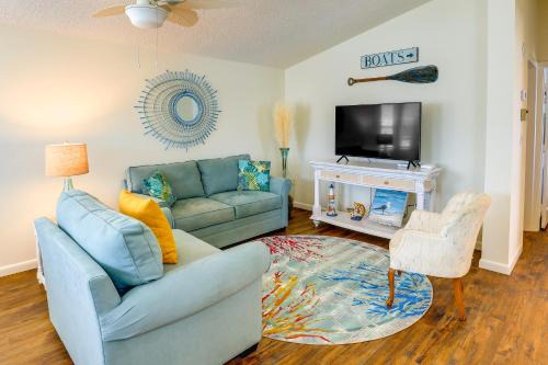 Hutchinson Island South House | Pool Access, Walk to Beach! Cozy Jensen Beach Home