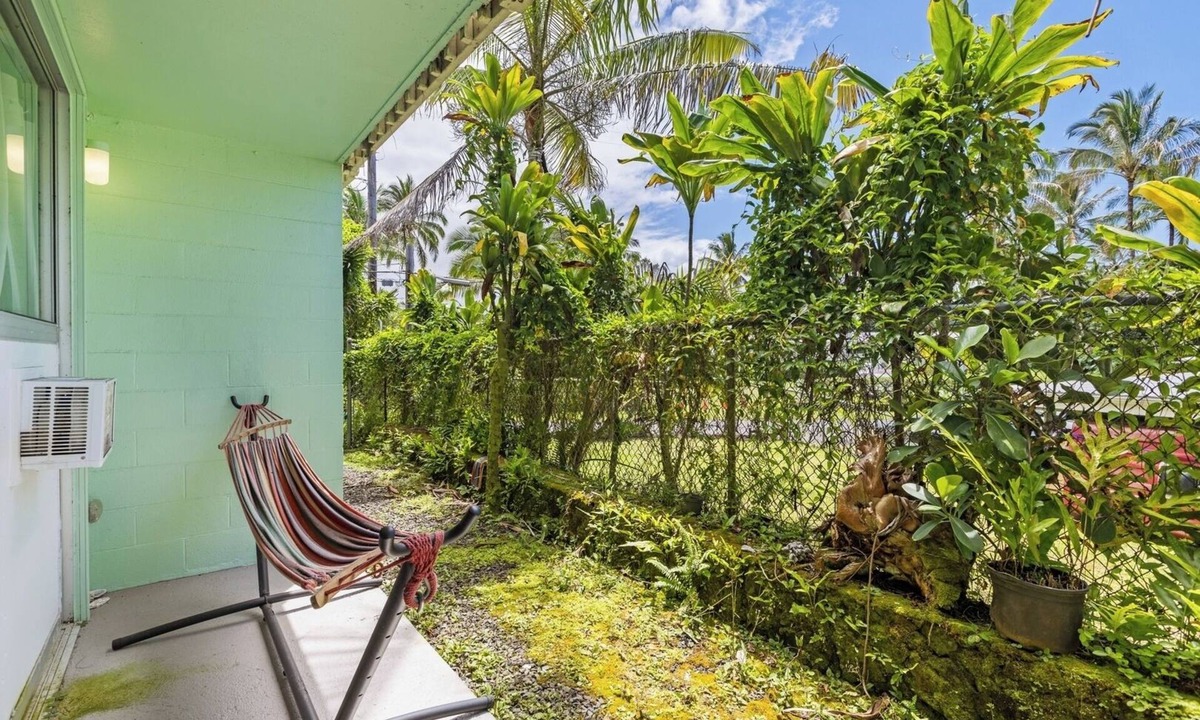 Keaukaha Condo | Private Balcony Walk to Beach + Downtown