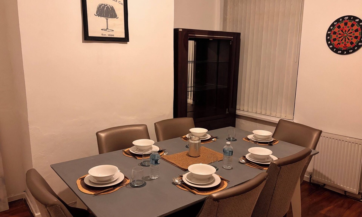 Rusholme House | Spacious 4BR Home | Sleeps 7 | 2 Baths | Long Stays
