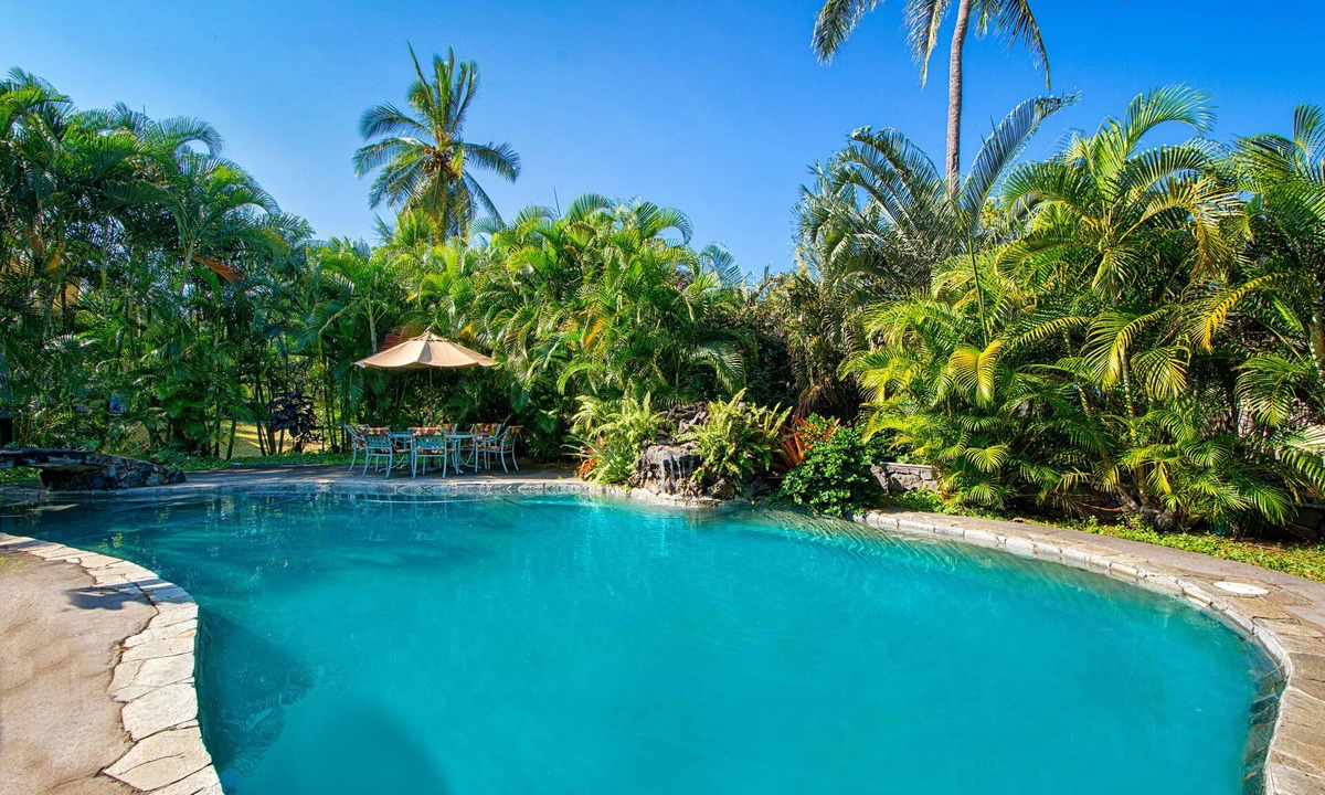 Kahaluu Bay House | Spacious upscaled house with a huge private pool/spa & AC a few minutes 2 beach!