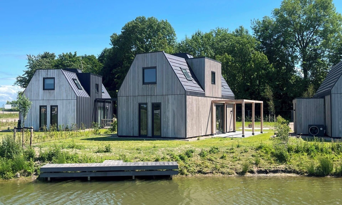 Oude-Tonge House | Stay in complete comfort in this modern, recently built holiday home with beautiful views of the wat