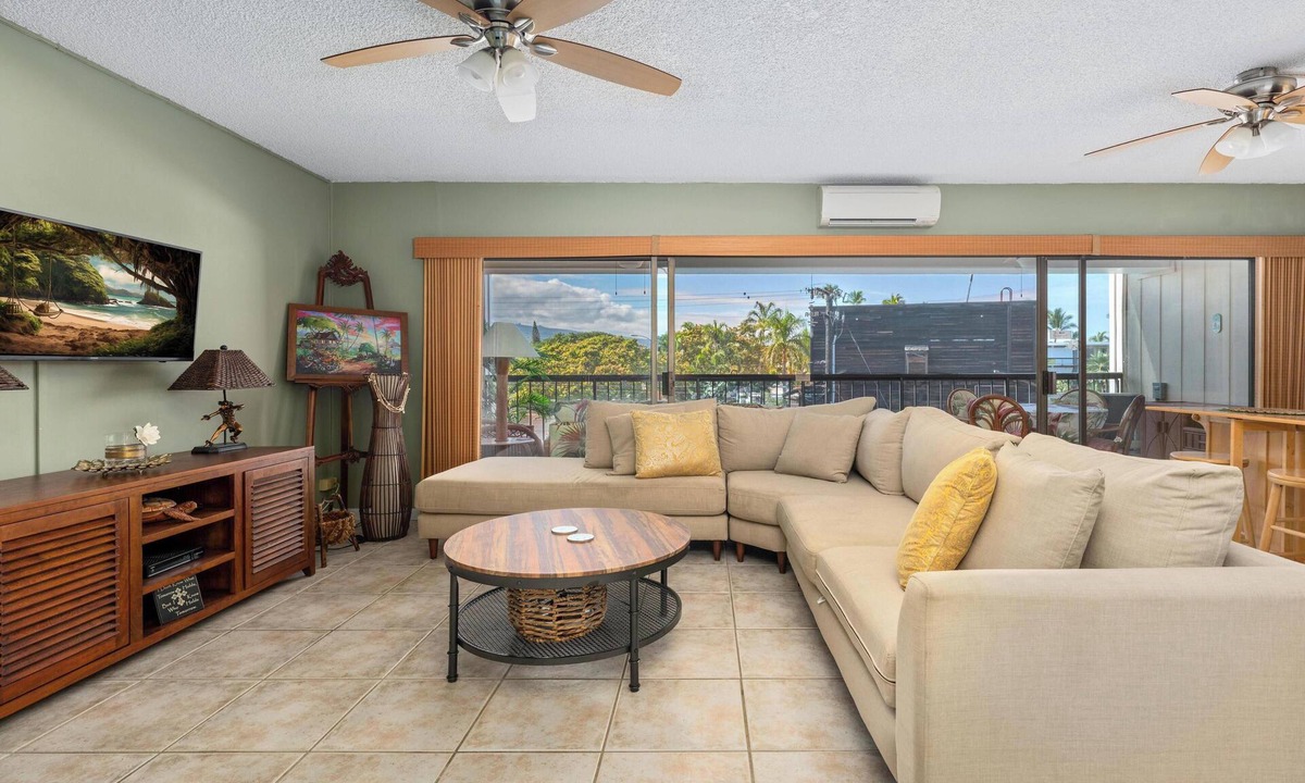 Historic Kailua Village Condo | Summer Deal Downtown Kailua-Kona Condo with Lanai and Beach Access