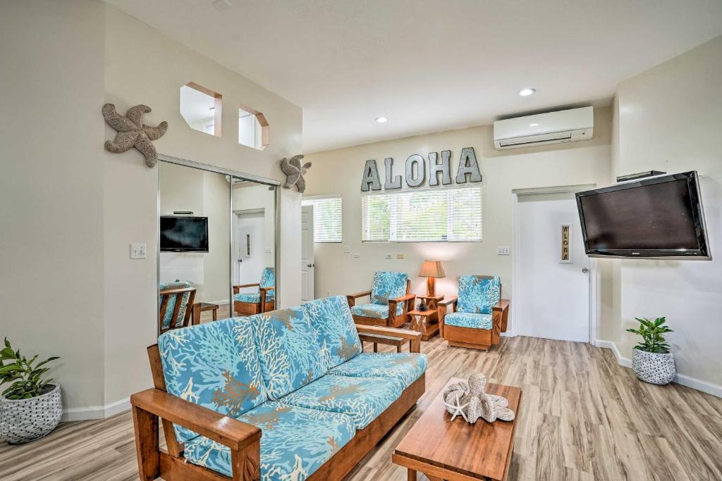 Coconut Grove House | Sunny Kailua Home w/Covered Lanai 1 Mi to Beach!