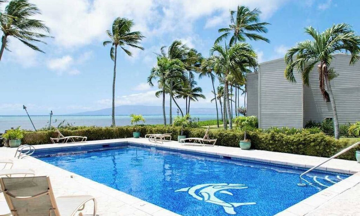 Ualapue Condo | Take In Ocean Views from a Waterfront Condo with Pool & Grill