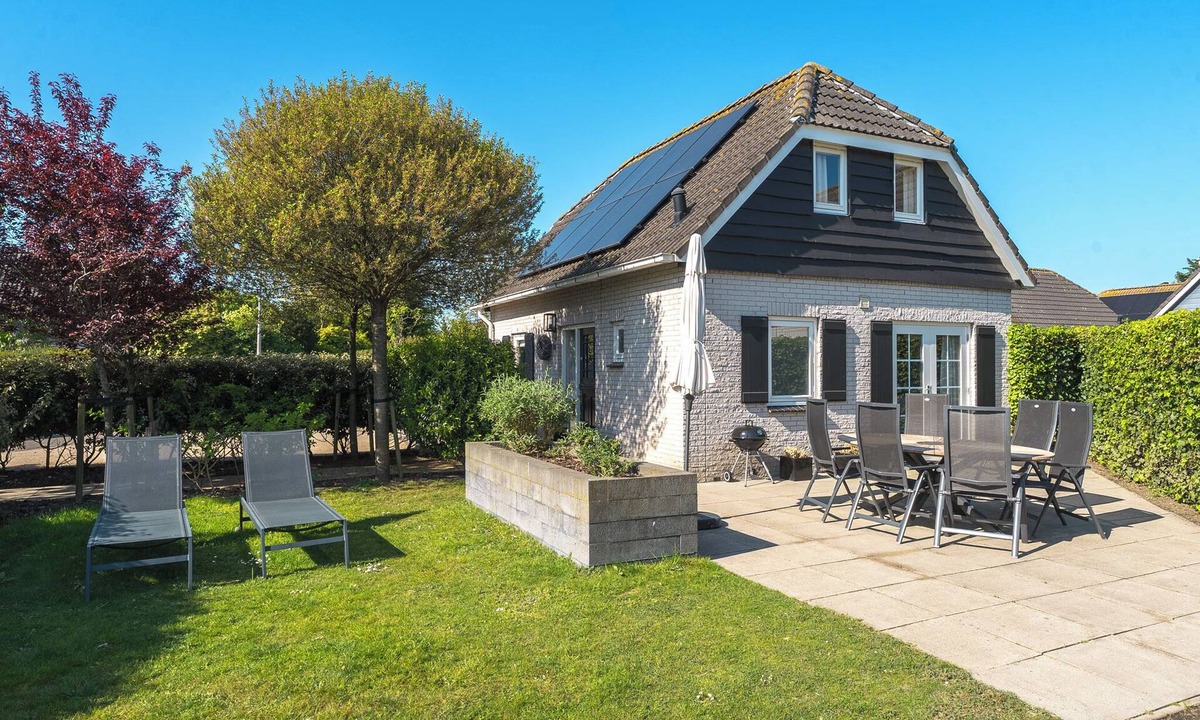 Ouddorp House | This cosy holiday home for 6 people, is located near the sea in the front part of the green Noordzeepark.