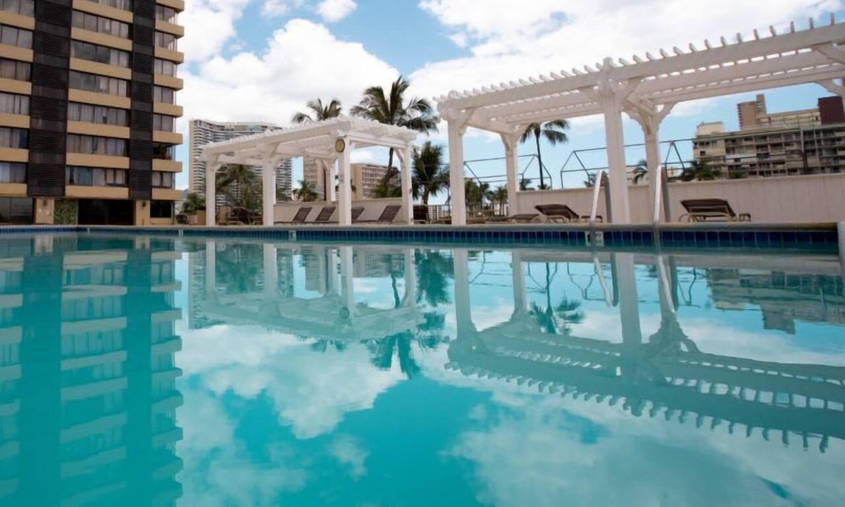 McCully - Moiliili Condo | Upbeat Hawaiian Monarch Studio | Pool + Gym
