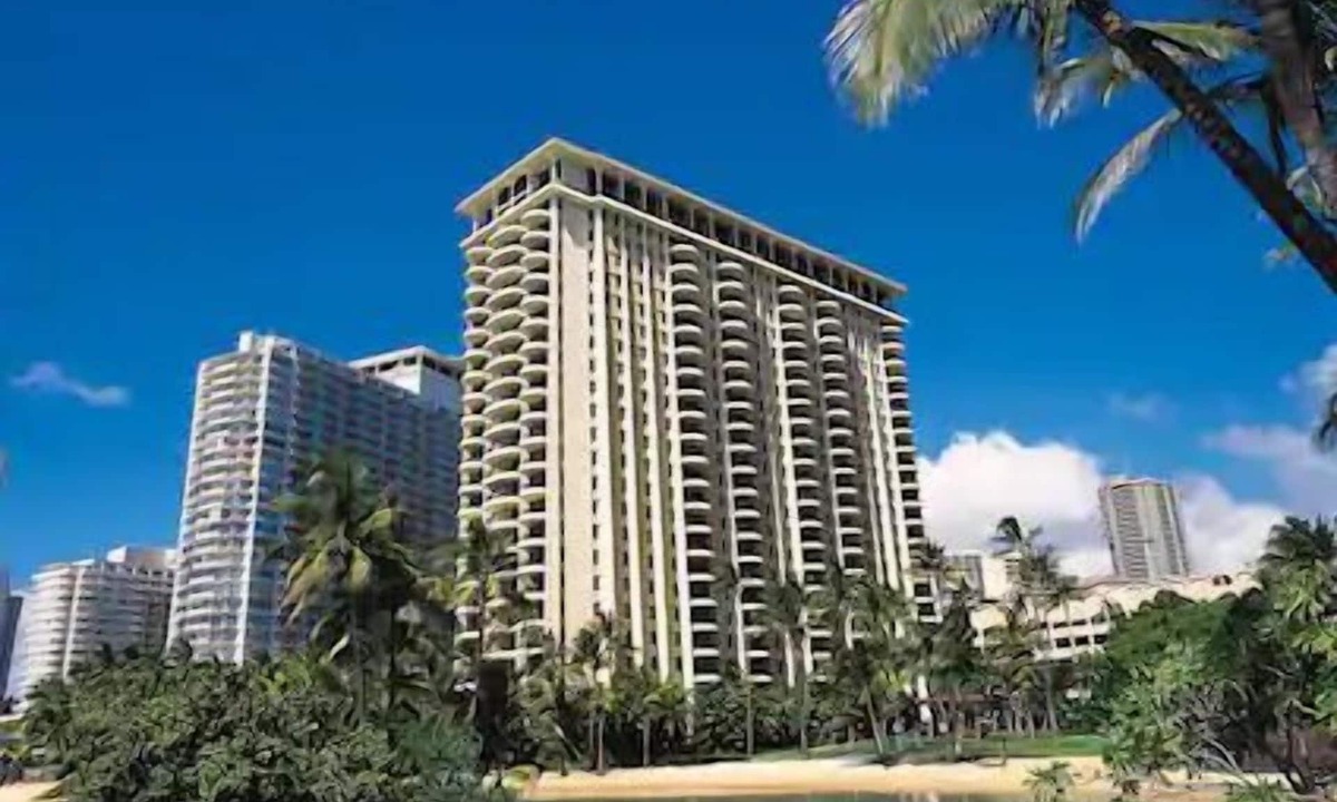 Waikiki Resort | Waikiki | Couples Surf Stay | Pool + Spa