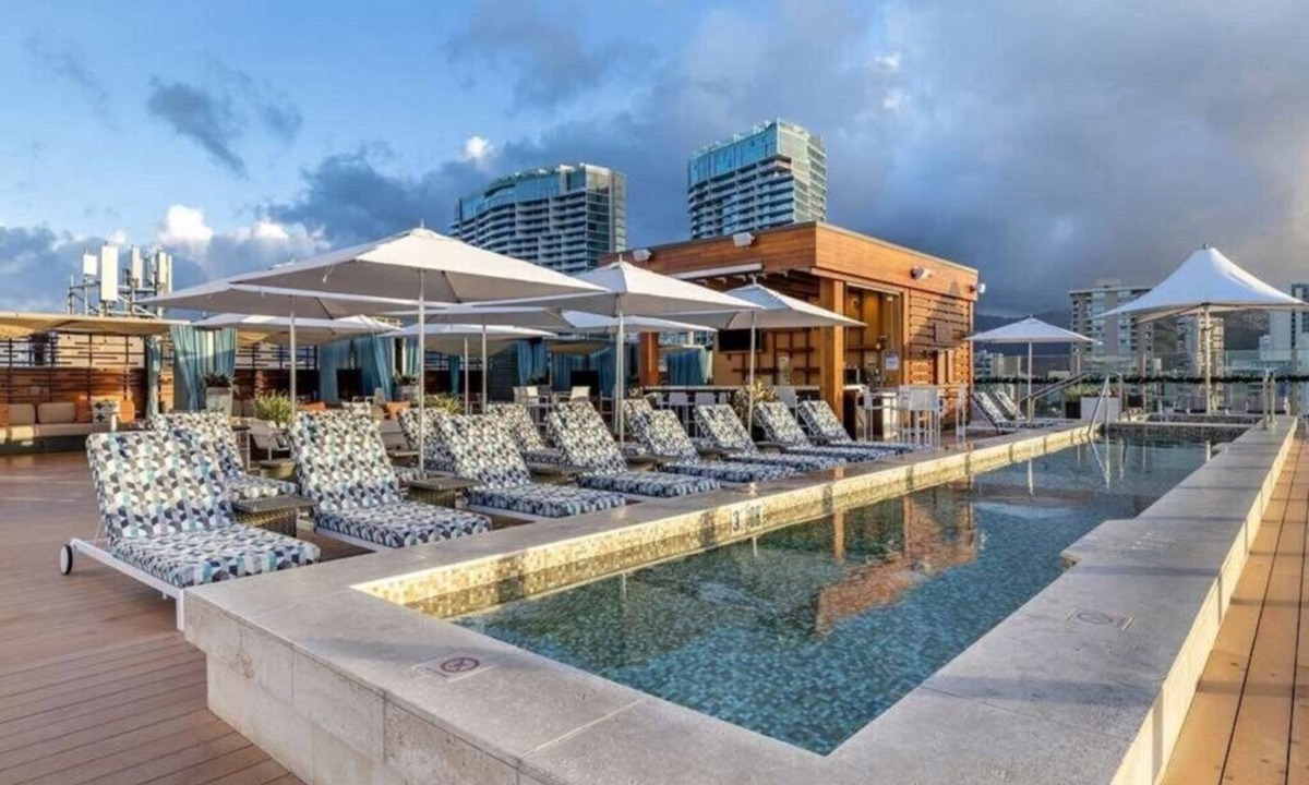 Waikiki Resort | Waikiki | Friends Hawaii Beach Trip | Pool + Beach