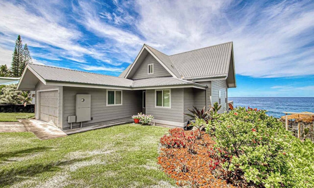 Kapoho House | Wake to Oceanfront Views on Your Pahoa Lanai