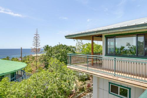 Kona Paradise House | Walk to Beach! Big Island Bungalow w/Ocean View