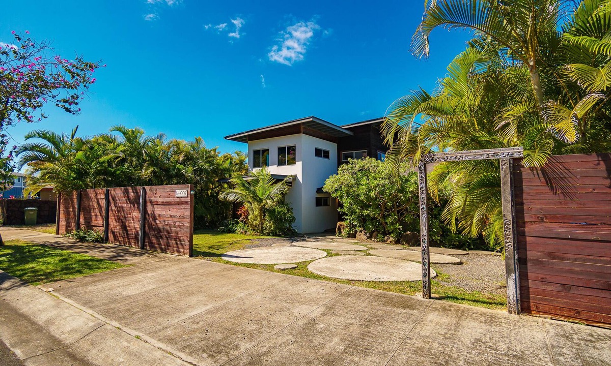 Waialee House | Walk to beach/Ocean views/with AC/Modern, Spacious/Short drive to Haleiwa town