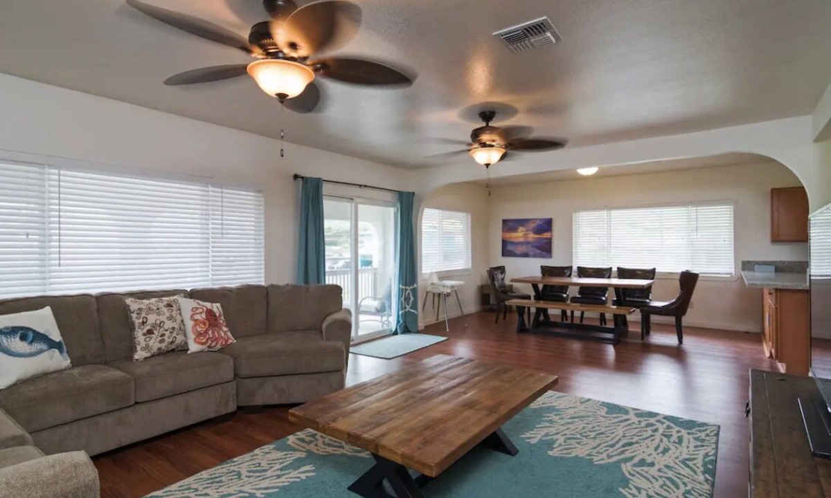 Hauula House | Walk to Ocean from house- close to BYU-H & Polynesian Cultural Cntr 3 bed 2 bath