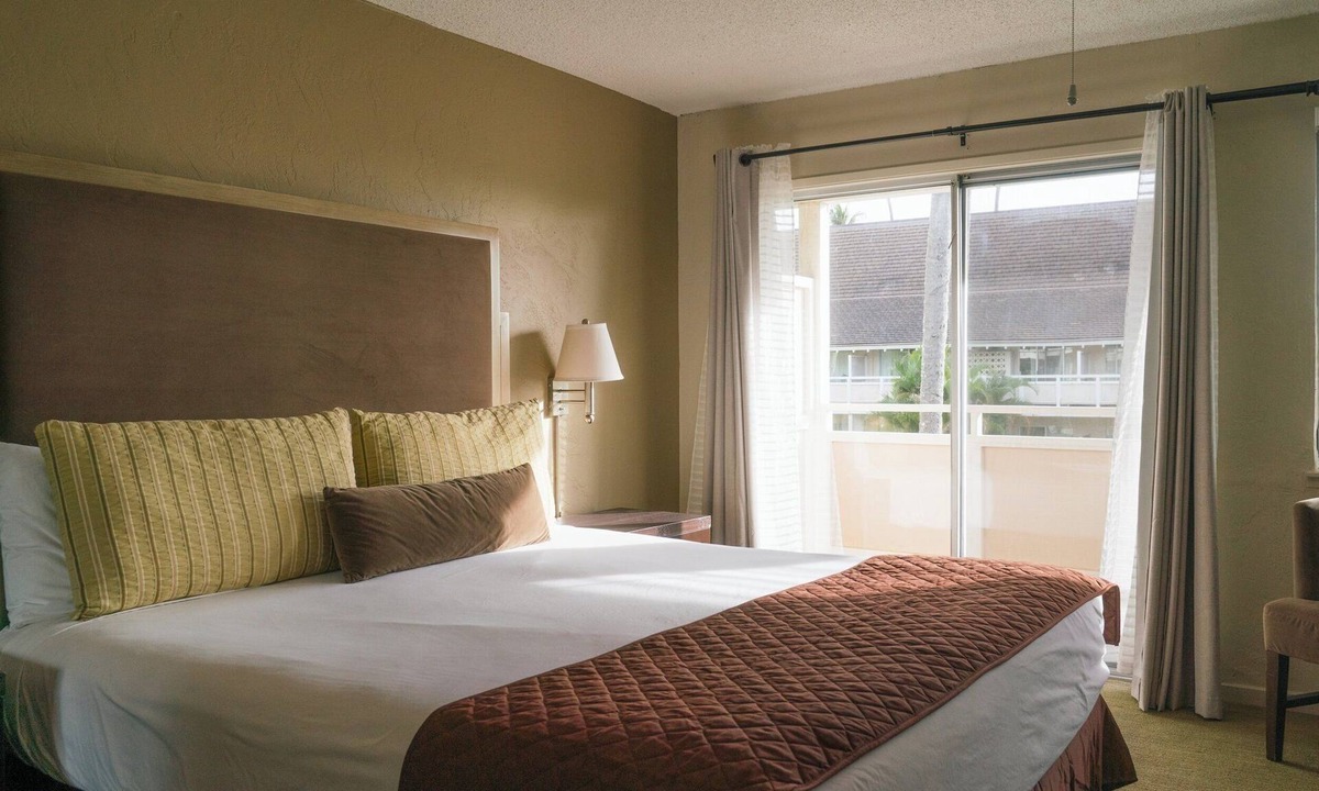 Wailua Hotel | Walking Distance from Papaloa Beach, Outdoor Pool, Free Parking, Full Kitchen!