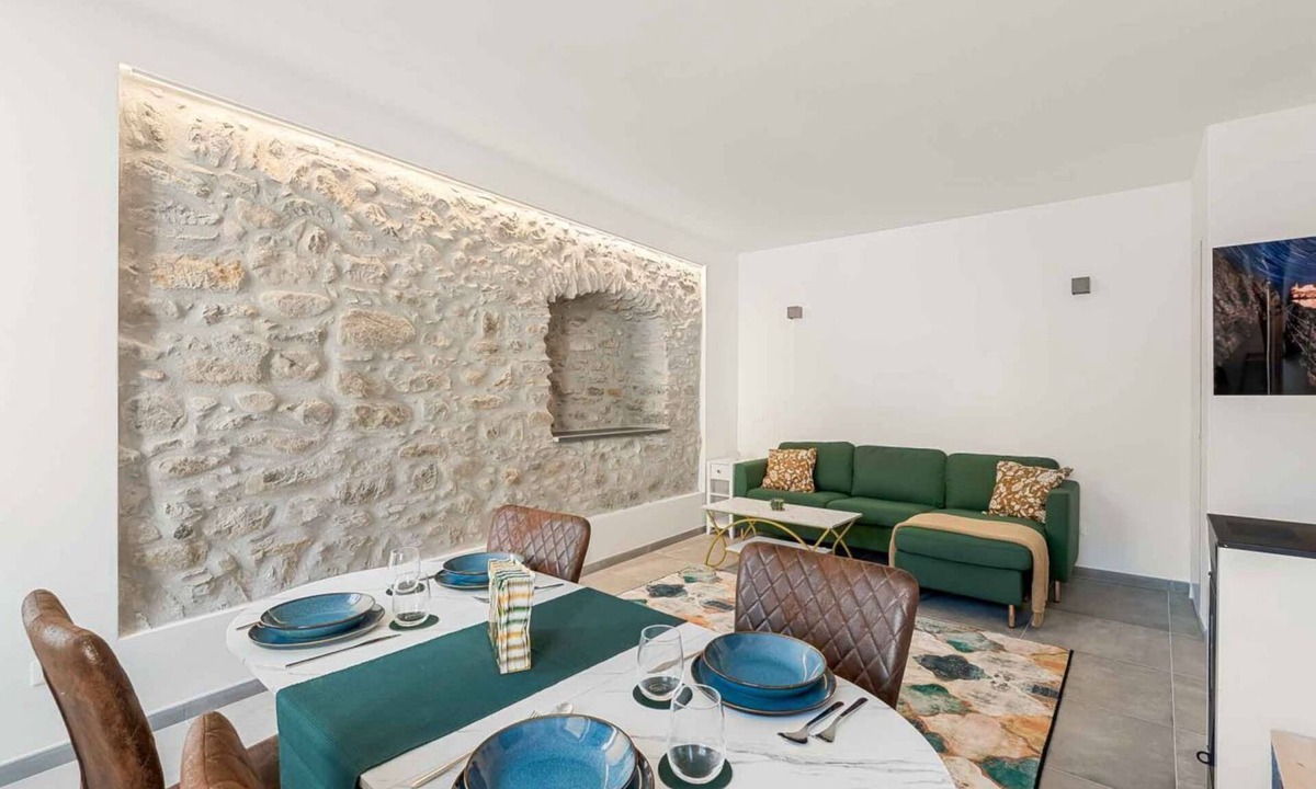 Pignone Apartment | Welcome to Pietra Futura, your ideal refuge in the heart of Pignone. Located in the picturesque town square, this newly renovated home offers an authentic experience of Liguria and its fascinating hinterland. Just 20 minutes drive from the famous Cinque