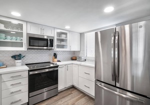 🏖️Across from Magic Sands Beach | 2BR Kona Condo w/Lanai Views, Pool & Pickleball