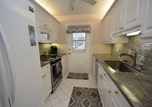 Front unit overlooking Moorings bay - 7 min walk to the Beach. 2 boat slips in Naples