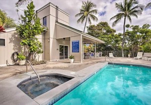 Top-Floor Kailua Bay Resort Condo w/Ocean Views!