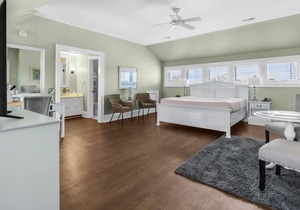 Tranquil House Inn - Downtown Waterfront Manteo - 1 King Large Premium Room 33 in Manteo