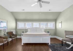 Tranquil House Inn - Downtown Waterfront Manteo - 1 King Large Premium Room 33 in Manteo