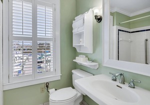 Tranquil House Inn - Downtown Waterfront Manteo - 2 Queens Premium Room 23 in Manteo