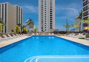 Waikiki Banyan condo with lanai & pool