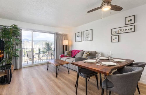 McCully - Moiliili Apartment | 01 FREE Parking/10 min beach/2br-Waikiki/Ala Moana