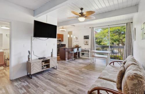 Historic Kailua Village House | < 1 Mi to Beach + Town! Airy Kailua-Kona Condo