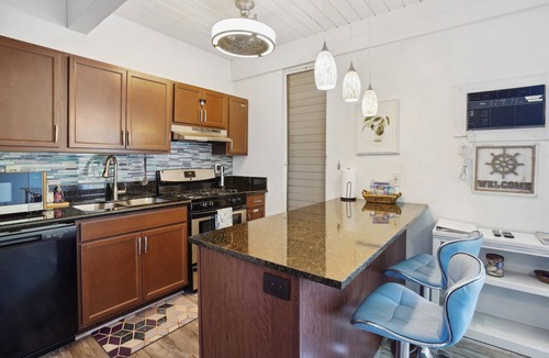 Historic Kailua Village Condo | < 1 Mi to Beach + Town! Airy Kailua-Kona Condo
