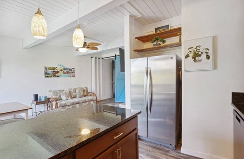 Historic Kailua Village Condo | < 1 Mi to Beach + Town! Airy Kailua-Kona Condo