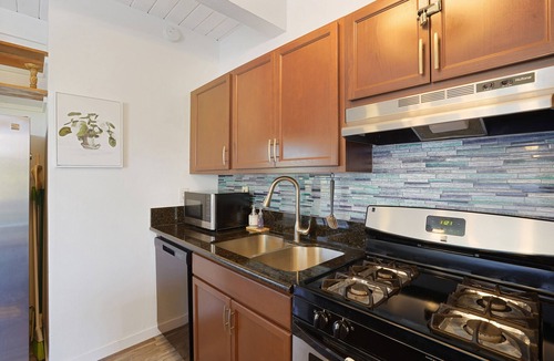 Historic Kailua Village Condo | < 1 Mi to Beach + Town! Airy Kailua-Kona Condo