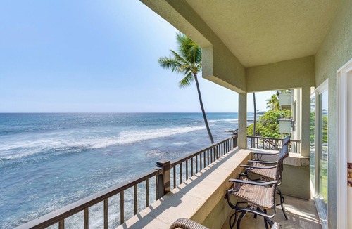 Kailua-Kona Condo | 1 Mi to Magic Sands: Waterfront Big Island Condo