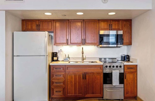 Kahana House | 10th floor Oceanview studio, AC, Resort Amenities, walk to food, shops & beach