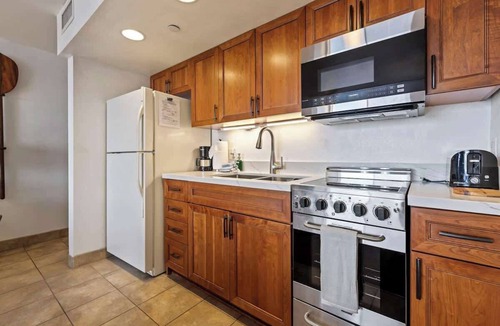 Kahana House | 10th floor Oceanview studio, AC, Resort Amenities, walk to food, shops & beach
