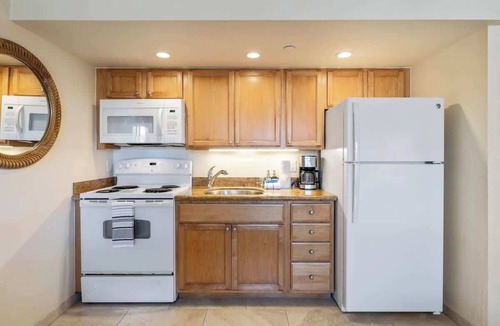 Kahana House | 10th floor oceanview studio, AC, resort amenities, walk to shops, dining & beach