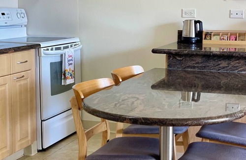 Waikiki Condo | 1Bd Condo Diamond head & Ocean view Free Parking Free Amenities Walk to Beach