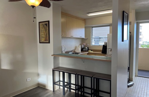McCully - Moiliili Apartment | 2 bedroom Waikiki Apt sleeps 6 PARKING included with stay