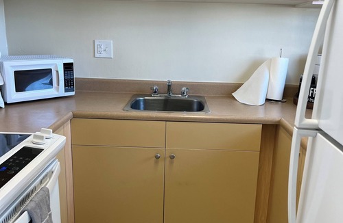 McCully - Moiliili Apartment | 2 bedroom Waikiki Apt sleeps 6 PARKING included with stay