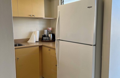 McCully - Moiliili Apartment | 2 bedroom Waikiki Apt sleeps 6 PARKING included with stay